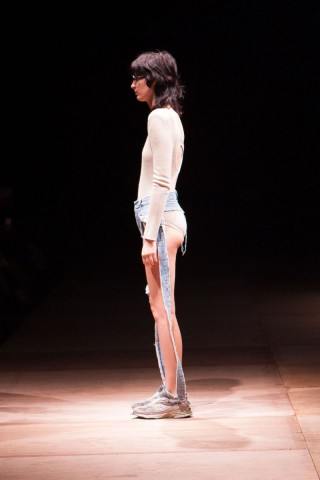 Японский модельер представил джинсы-стринги