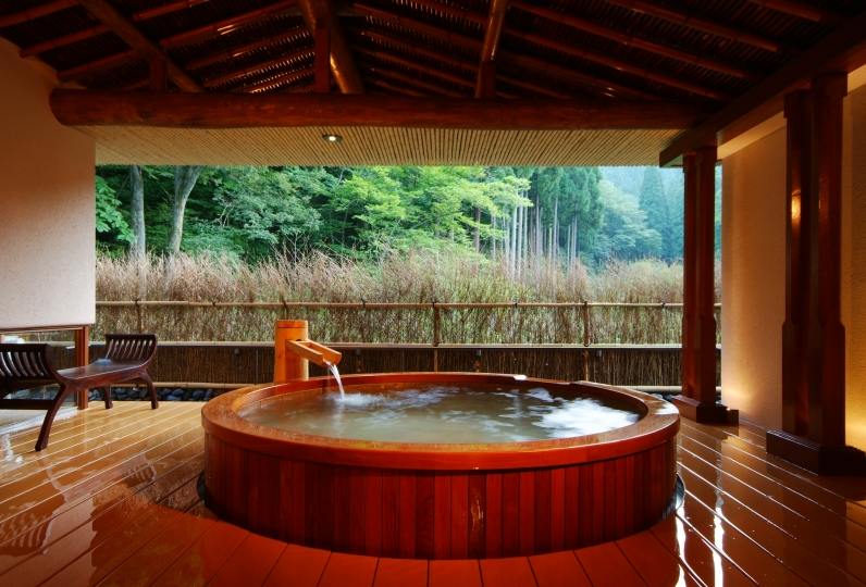 Фото 8: персональная ванна о-фуро в рёкане Nishimuraya Honkan, Тойока, префектура Хёго
