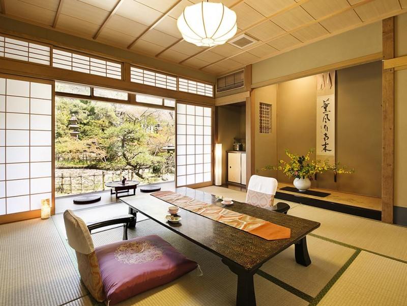 Номер в рёкане Nanten-En, Каватинагано, префектура Осака: низкий столик, два кресла с подушечками дзабутон, за ними – токонома, слева – сёдзи, открывающие выход наружу. 