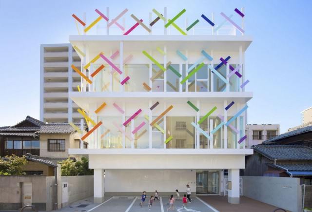 Яркий фасад детского сада в Японии