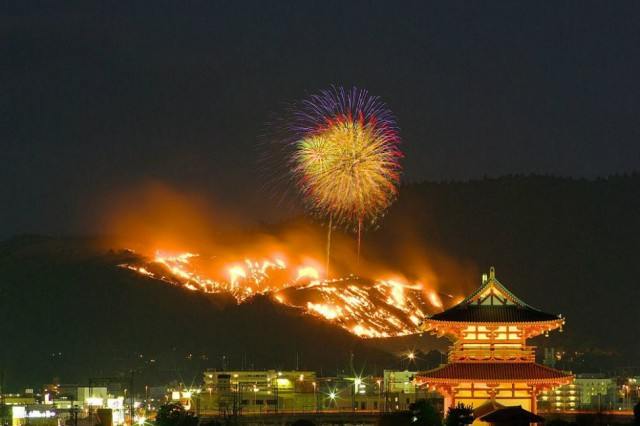 Зачем японцы каждый год поджигают гору