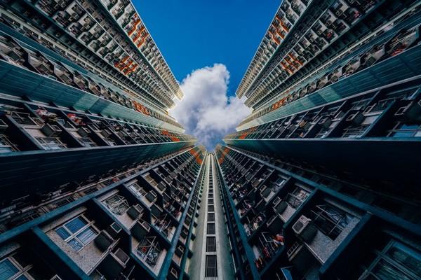 Гонконгские небоскребы снизу от фотографа Питера Стюарта