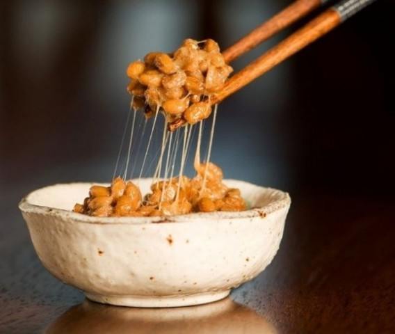 Натто – традиционная японская еда, произведенная из сброженных соевых бобов.
