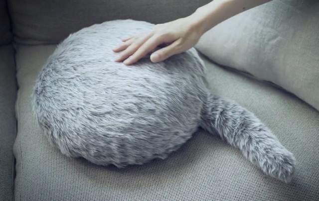 Японский робот-подушка с хвостом