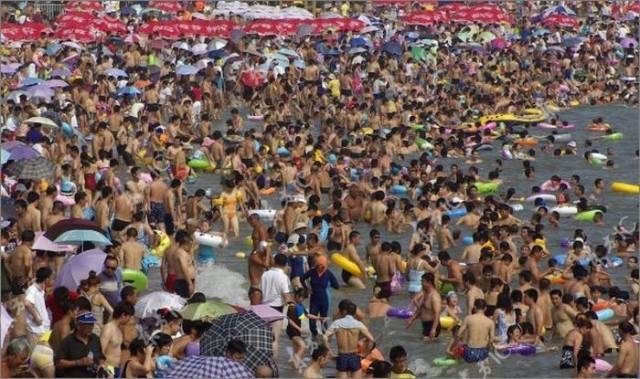 В Китае много народу, в том числе и на пляжах.
